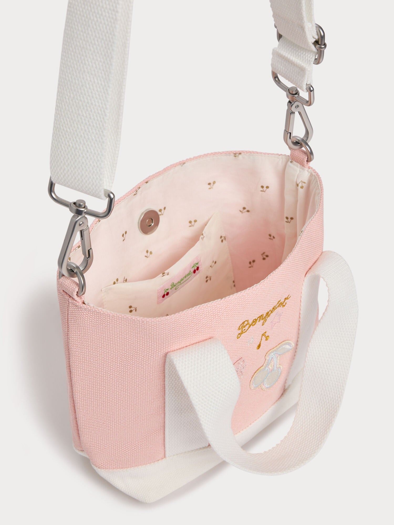 Sac bandoulière avec écussons et broderies