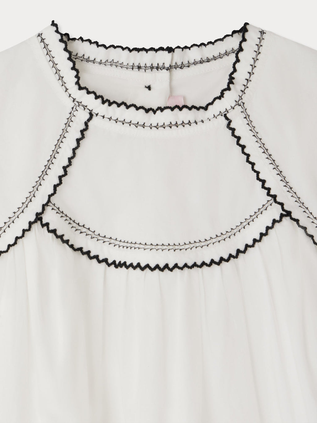 blouse à broderies contrastées