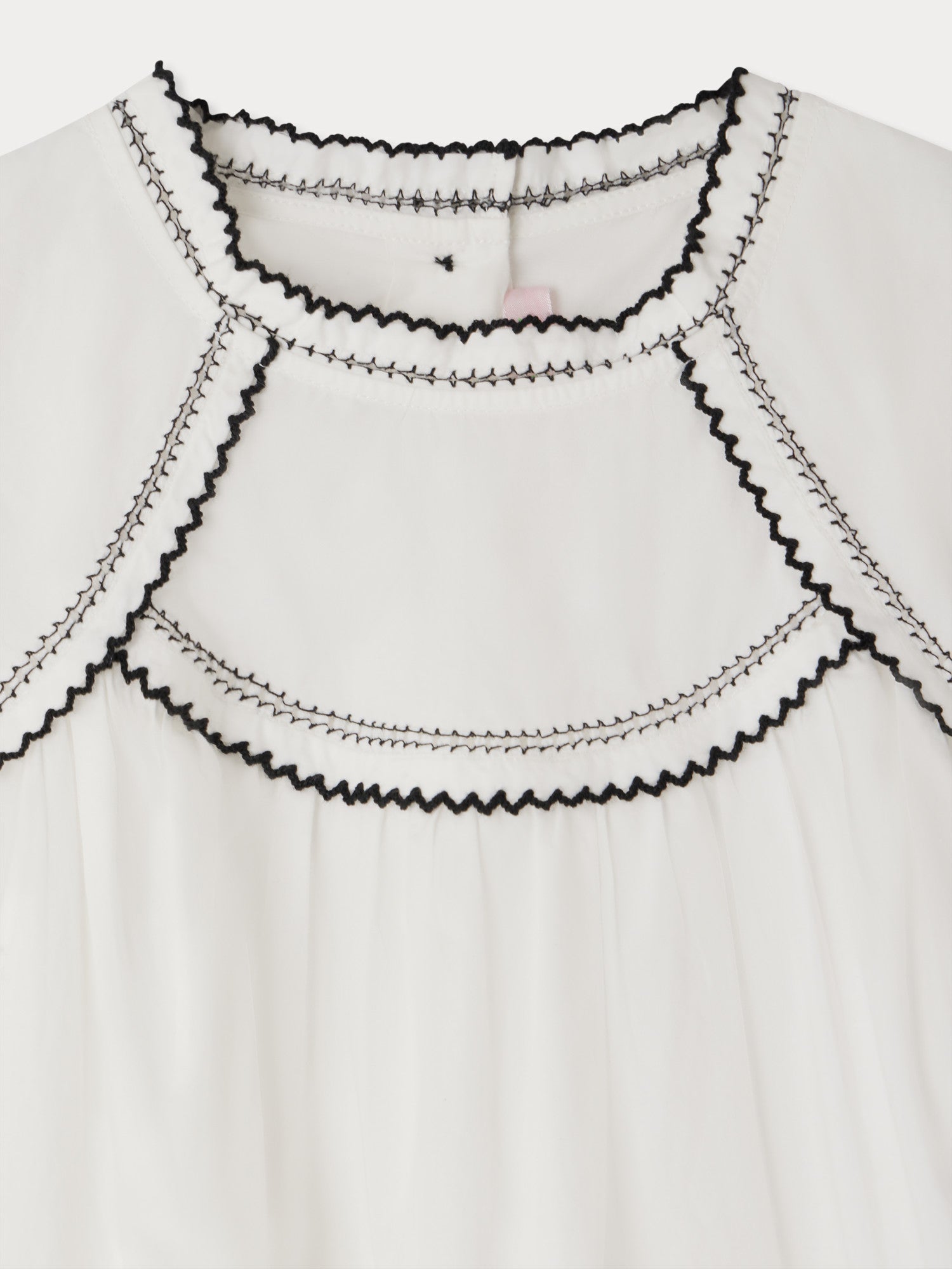 blouse à broderies contrastées