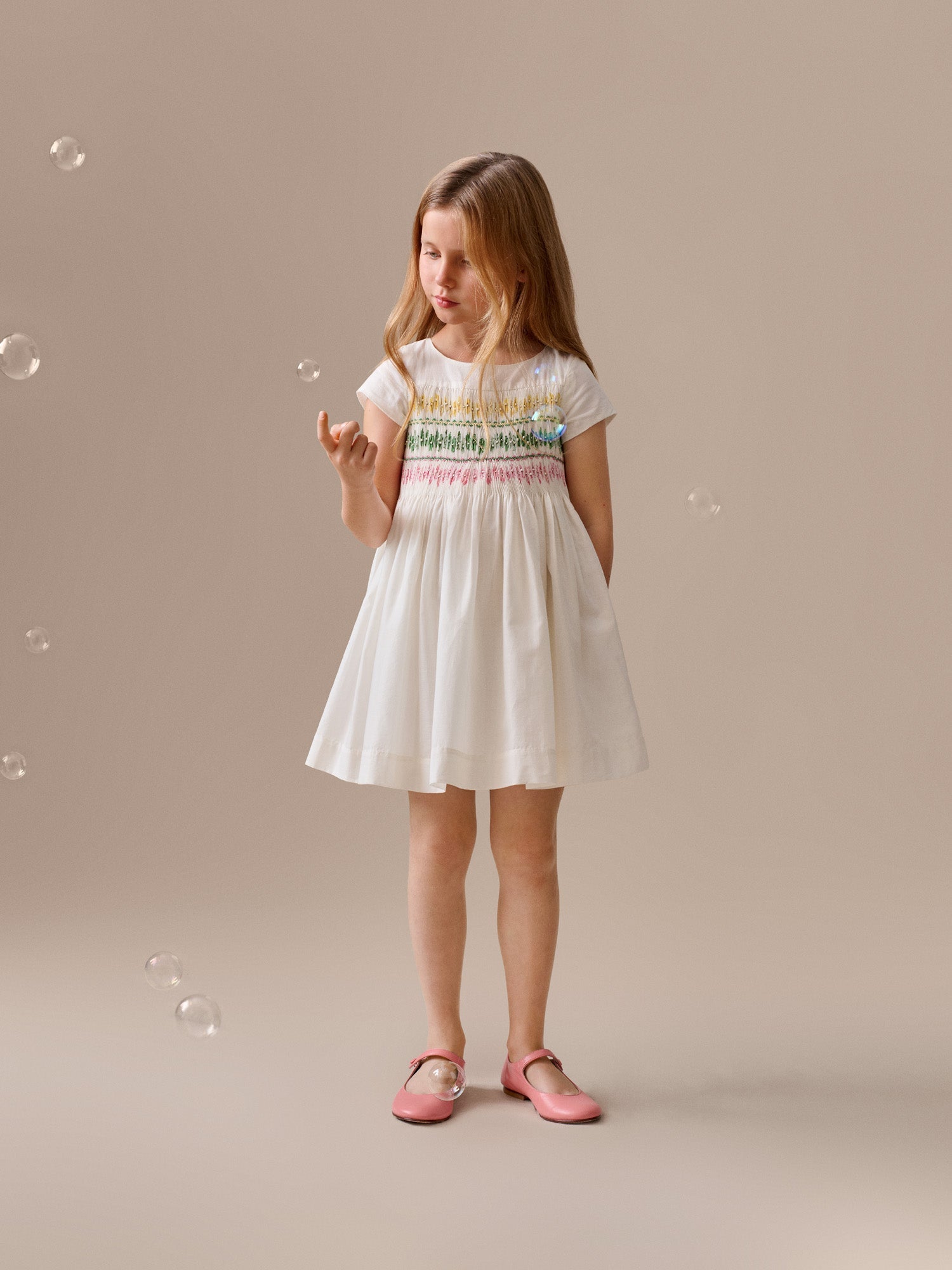 Robe smockée et brodée main en coton biologique, motif tie-dye